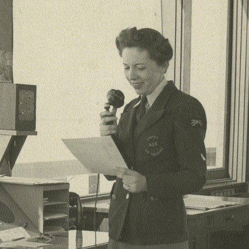 Une femme en uniforme parlant dans un microphone au Musée canadien de la guerre à Ottawa.