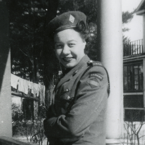 Une femme en uniforme militaire pose pour une photo au Musée canadien de la guerre.