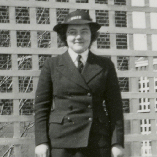 Une femme en uniforme debout devant une clôture au Musée canadien de la guerre à Ottawa.