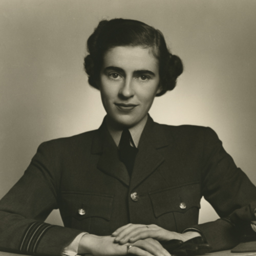 Une femme en uniforme pose pour une photo au Musée canadien de la guerre à Ottawa.