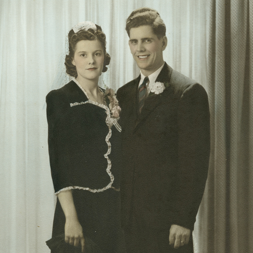 Un homme et une femme posant pour une photo au Musée canadien de la guerre à Ottawa.