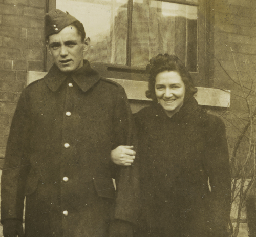 Un homme et une femme côte à côte au Musée canadien de la guerre à Ottawa.