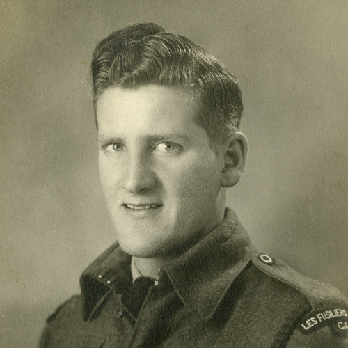 Une vieille photo d'un homme en uniforme prise au Musée canadien de la guerre à Ottawa.