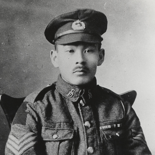 Un homme en uniforme assis sur une chaise au Musée canadien de la guerre à Ottawa.