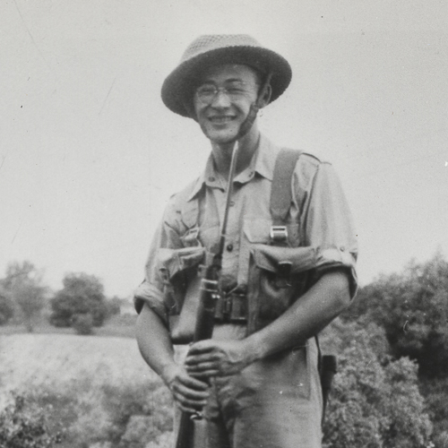 Un homme en uniforme avec un fusil et un chapeau au Musée canadien de la guerre à Ottawa.