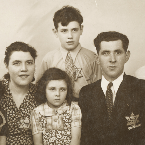 Une famille posant pour une photo au Musée canadien de la guerre à Ottawa.