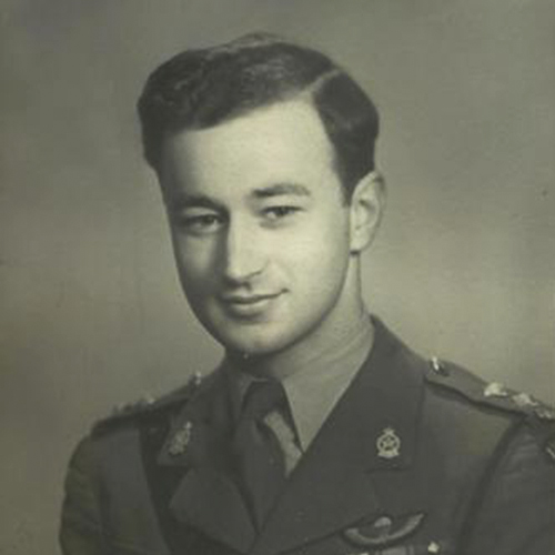 Une vieille photo d'un homme en uniforme militaire du Musée canadien de la guerre à Ottawa.