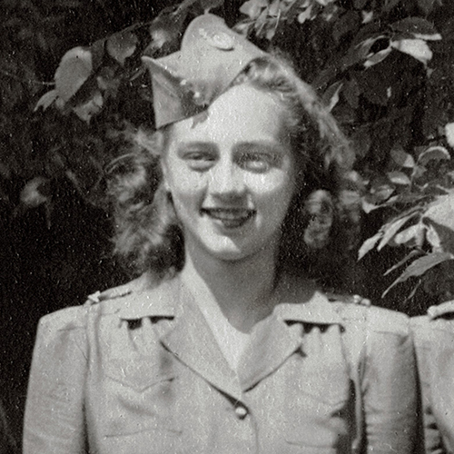 Deux femmes en uniforme côte à côte au Musée canadien de la guerre à Ottawa.