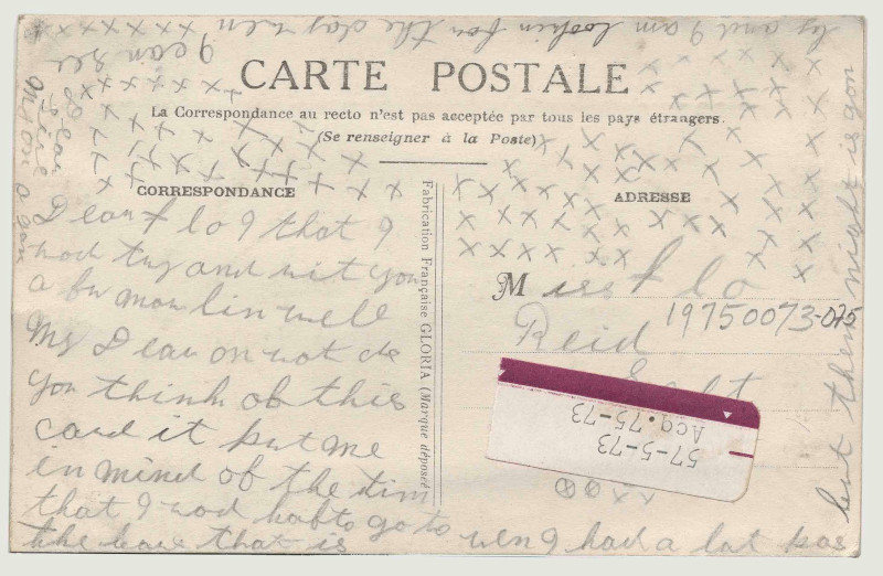 Verso d’une carte postale portant la mention « Carte postale » dans sa partie supérieure. De l’écriture manuscrite au crayon remplit l’espace, de travers et à l’envers par endroits, et on peut voir de nombreux X.