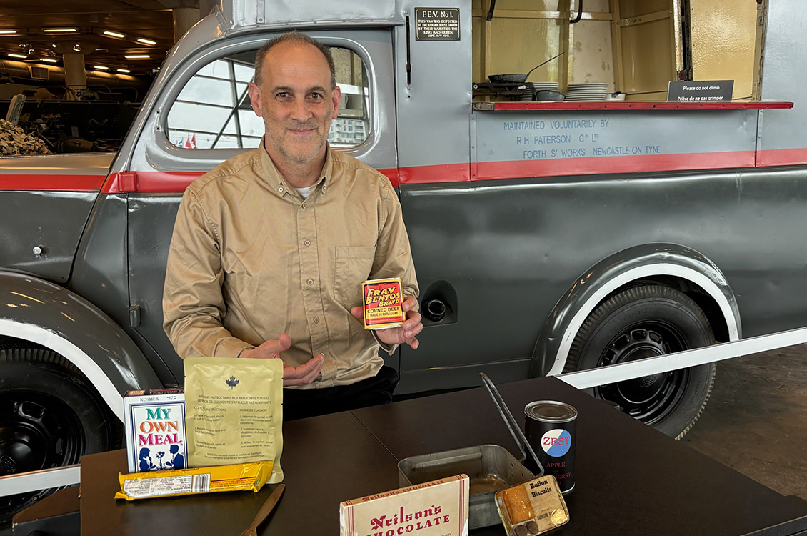 Un homme avec des rations militaires