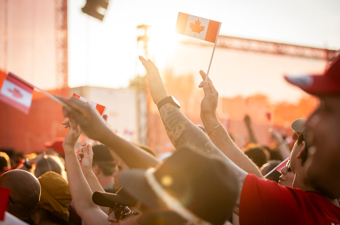 Des personnes brandissant des drapeaux