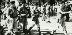 Des soldats défilent