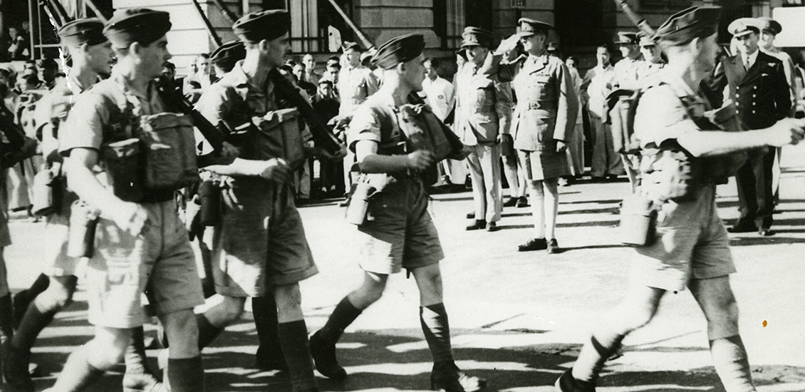 Des soldats défilent