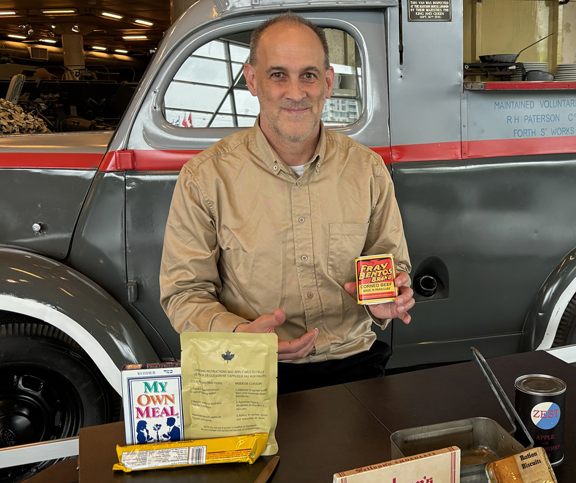 Un homme avec des rations militaires