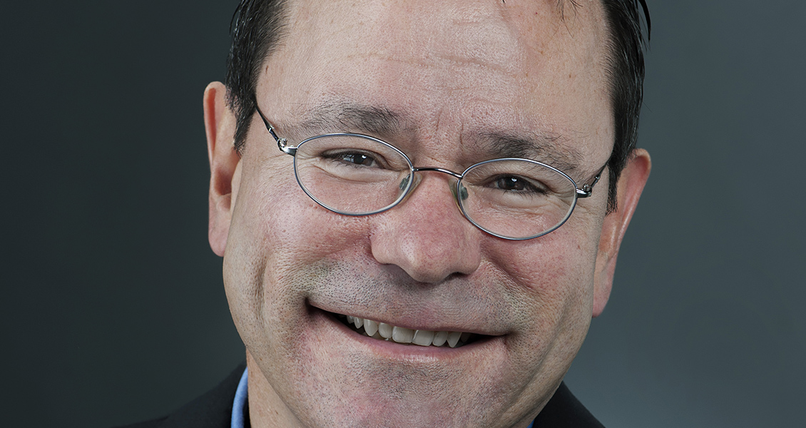 Un homme souriant