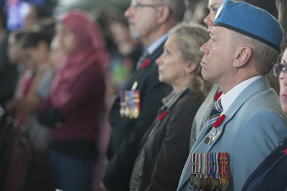 Regardant la diffusion de la cérémonie officielle du jour du Souvenir qui se tiendra au Monument commémoratif de guerre du Canada