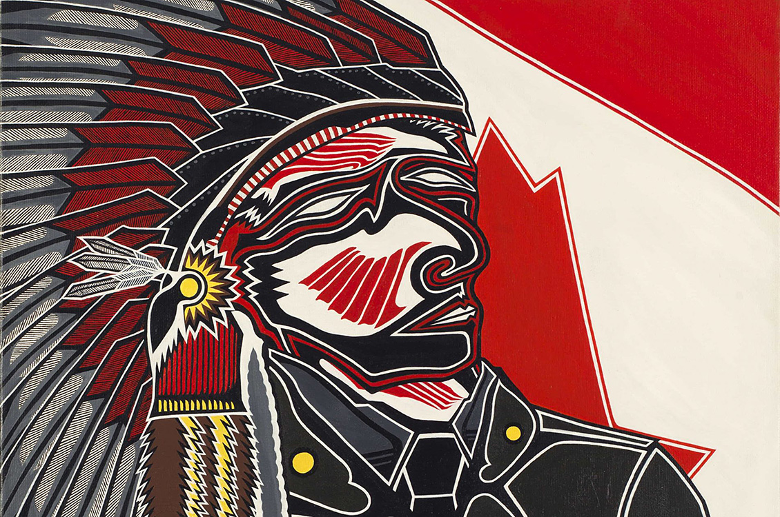 Un homme autochtone portant une coiffure de guerre traditionnelle et un uniforme militaire se tient devant un drapeau canadien partiellement obstrué.