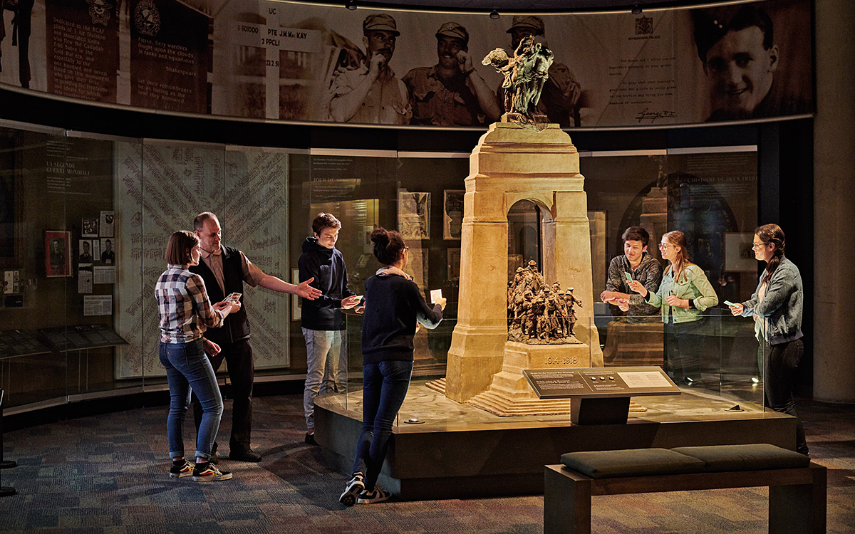 Etudiants visitant le Musée