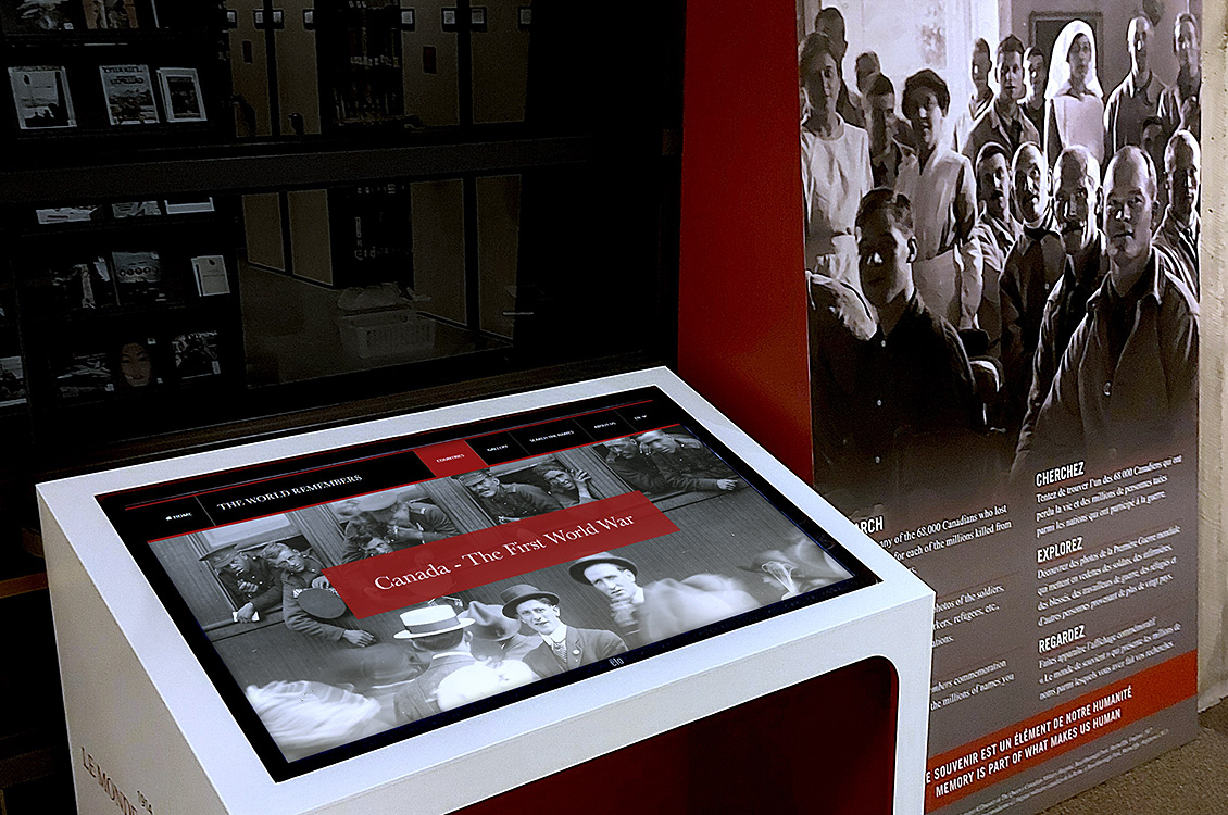 Un kiosque et une affiche