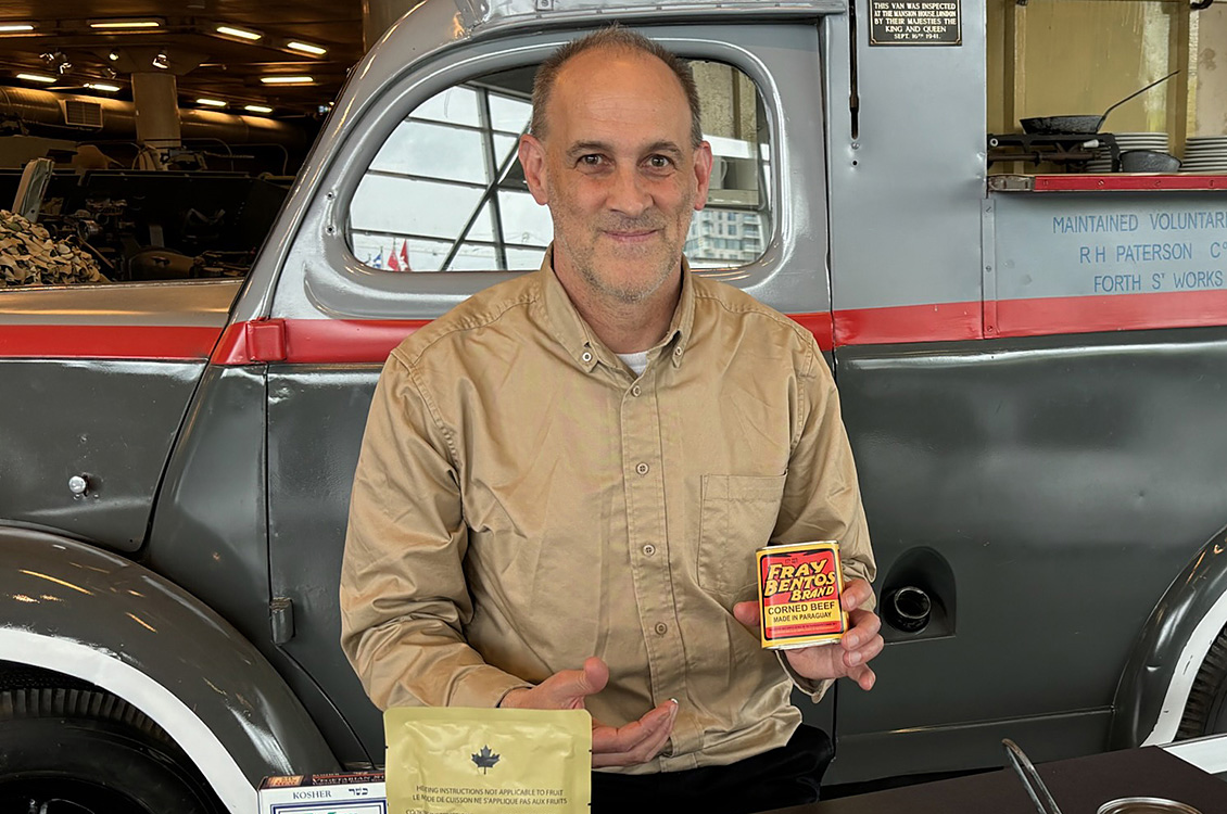 Un homme avec des rations militaires