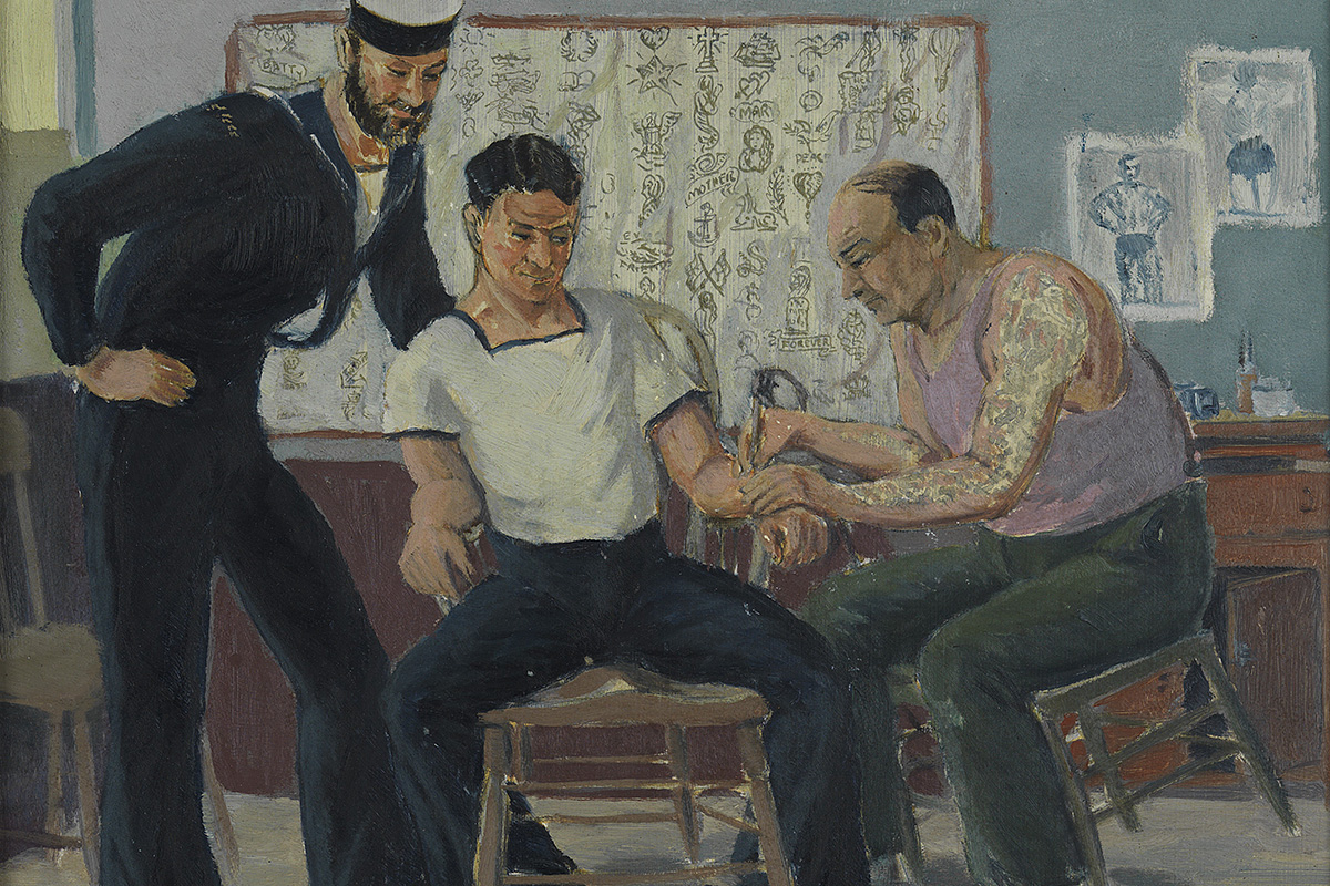 Peinture d’un marin assis sur une chaise et recevant un tatouage. Un autre marin le surplombe en observant le processus.