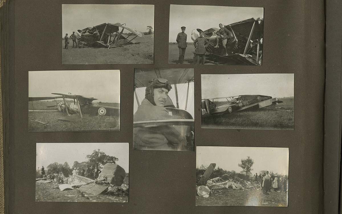 Page d’un album comportant des photos d’un avion qui s’est écrasé.