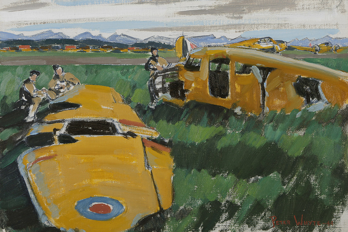 Peinture d’un avion d’entrainement détruit avec les ailes séparées du fuselage. Trois personnes inspectent l’épave.