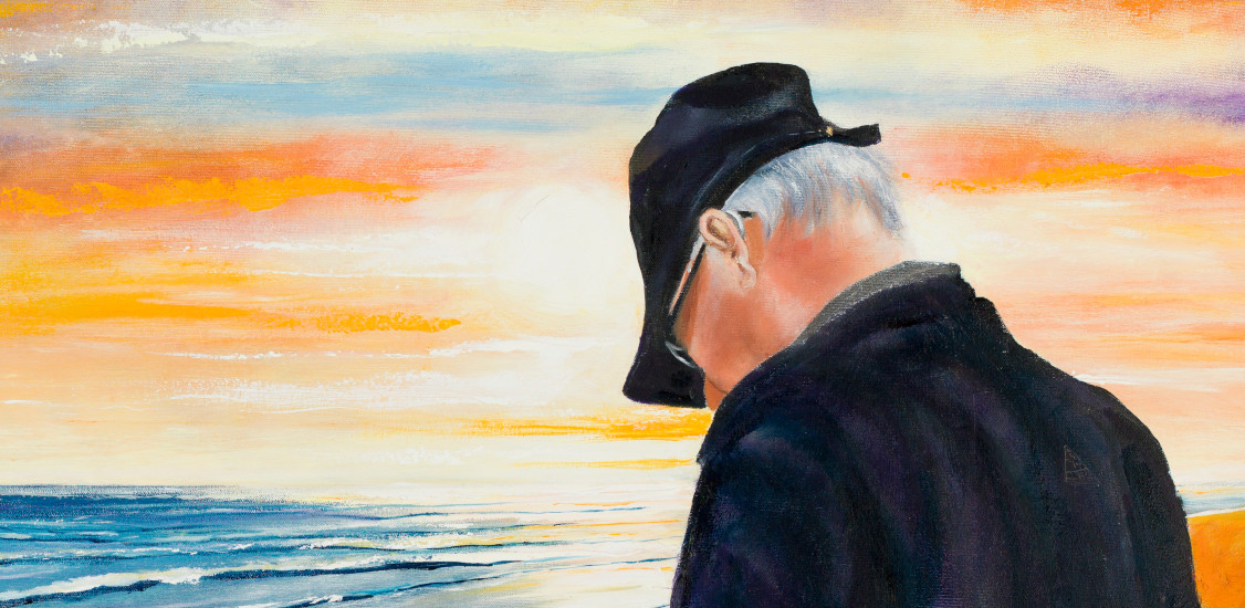 Peinture d’un homme aux cheveux gris, portant une veste et une casquette sombres, debout sur une plage au coucher du soleil, regardant le sol.
