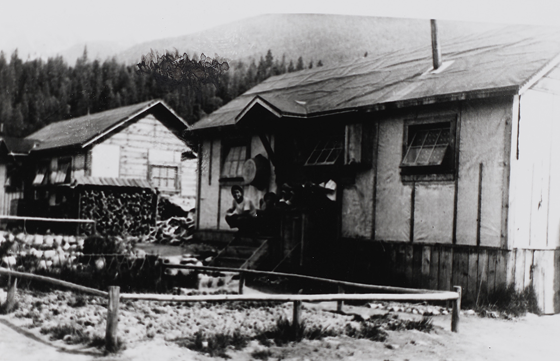 Bâtiments et montagnes