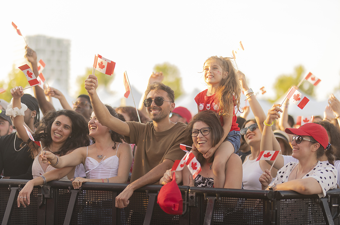 Des personnes brandissant des drapeaux