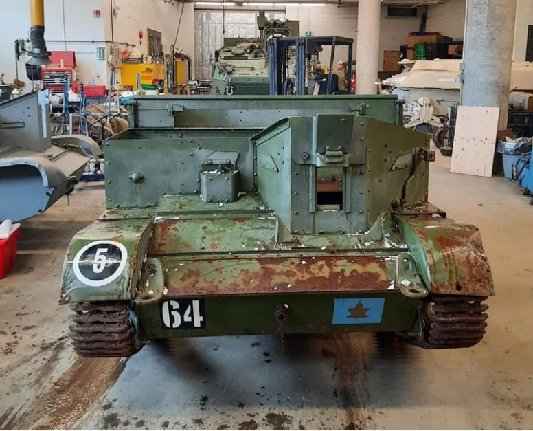 Vue de face du Carrier, présentant une rouille importante et une peinture défraîchie