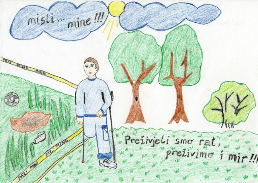 Un dessin d’enfant représentant un paysage vert vif, des nuages bleus et un soleil jaune. Un personnage central, amputé d’une jambe à partir du genou, se tient debout, appuyé sur des béquilles, à côté d’un cordon de sécurité; de l’autre côté de celui-ci se trouvent une chaussure, une tache sombre et un ballon de soccer.
