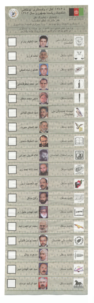 Un très long bulletin de vote présentant 18 candidatures, avec leurs noms, leurs photos, ainsi que le nom et le logo de leur parti.