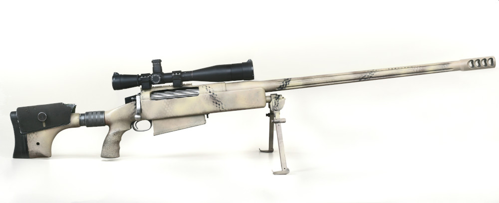 Un fusil blanc et gris muni d’une crosse pistolet et d’une longue lunette noire, posé sur un bipied court.