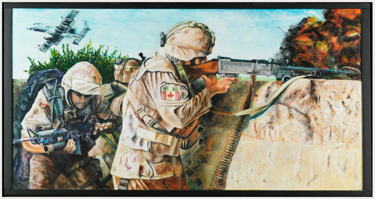 Une peinture représentant deux soldats en tenue de camouflage beige, l’un baissé, l’autre tirant à la mitrailleuse par-dessus un mur de boue, avec, en arrière-plan, un avion au loin et de gros nuages de feu et de fumée.