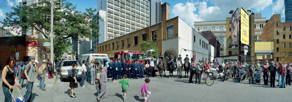 Photo panoramique d’un carrefour du centre-ville bordé de personnes en uniforme qui saluent