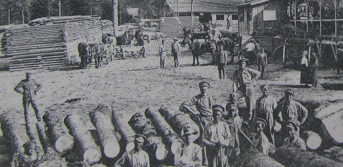 Un groupe de personnes avec des rondins de bois